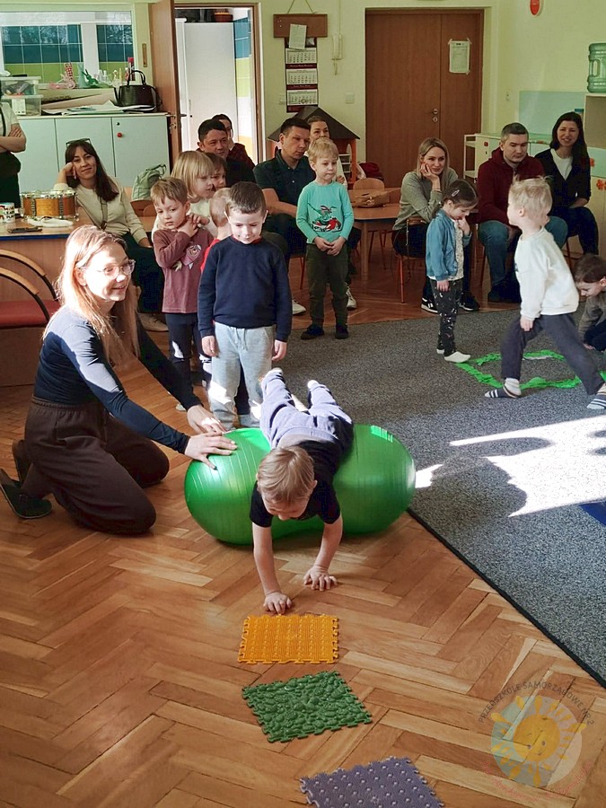 Dzieci biorące udział w zajęciach podczas zajęć otwartych biorące - Przedszkole Samorządowe Nr 2 Pod Słonkiem w Białymstoku