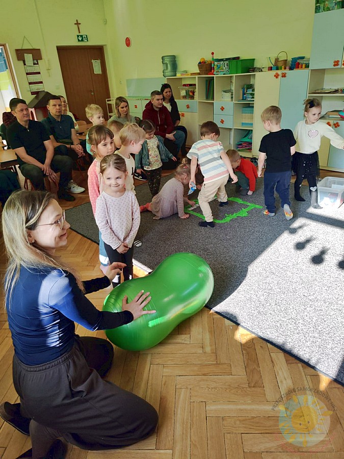 Dzieci biorące udział w zajęciach podczas zajęć otwartych biorące - Przedszkole Samorządowe Nr 2 Pod Słonkiem w Białymstoku