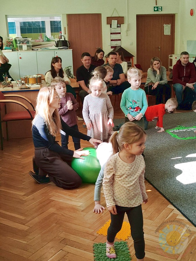 Dzieci biorące udział w zajęciach podczas zajęć otwartych biorące - Przedszkole Samorządowe Nr 2 Pod Słonkiem w Białymstoku