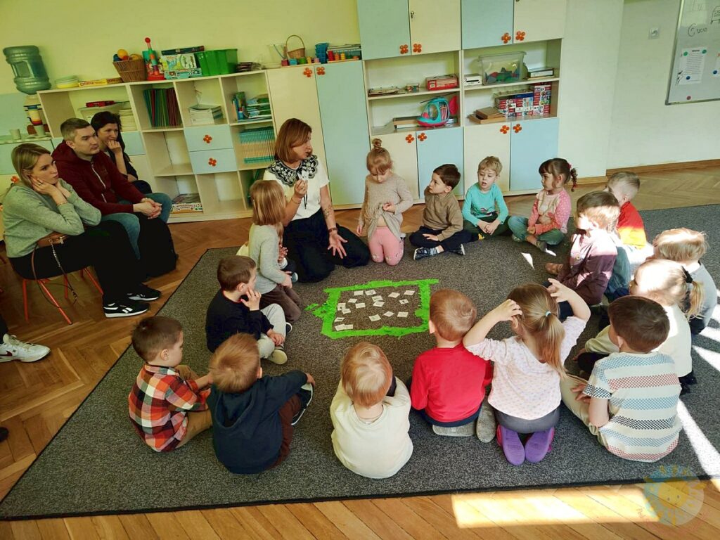 Dzieci biorące udział w zajęciach podczas zajęć otwartych biorące - Przedszkole Samorządowe Nr 2 Pod Słonkiem w Białymstoku