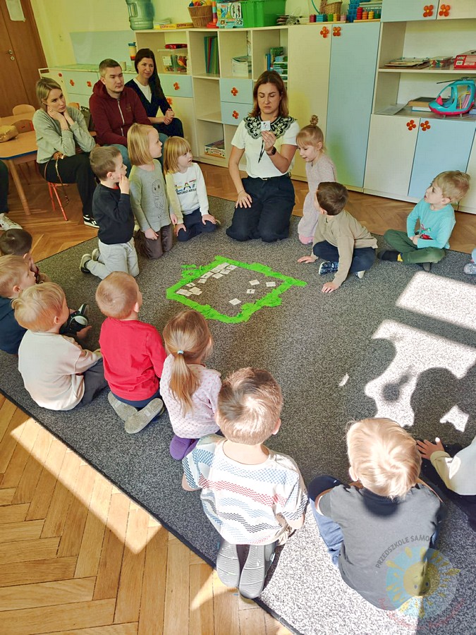 Dzieci biorące udział w zajęciach podczas zajęć otwartych biorące - Przedszkole Samorządowe Nr 2 Pod Słonkiem w Białymstoku