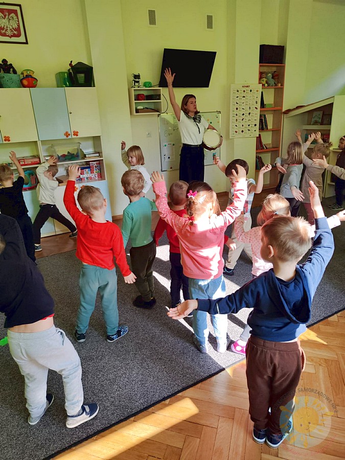 Dzieci biorące udział w zajęciach podczas zajęć otwartych biorące - Przedszkole Samorządowe Nr 2 Pod Słonkiem w Białymstoku