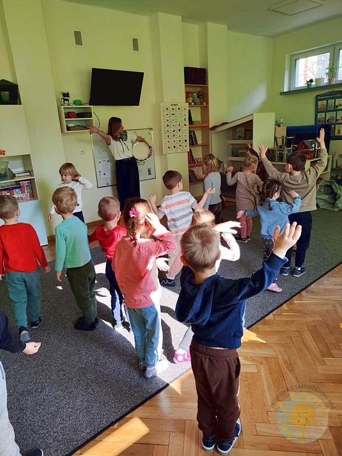Dzieci biorące udział w zajęciach podczas zajęć otwartych biorące - Przedszkole Samorządowe Nr 2 Pod Słonkiem w Białymstoku