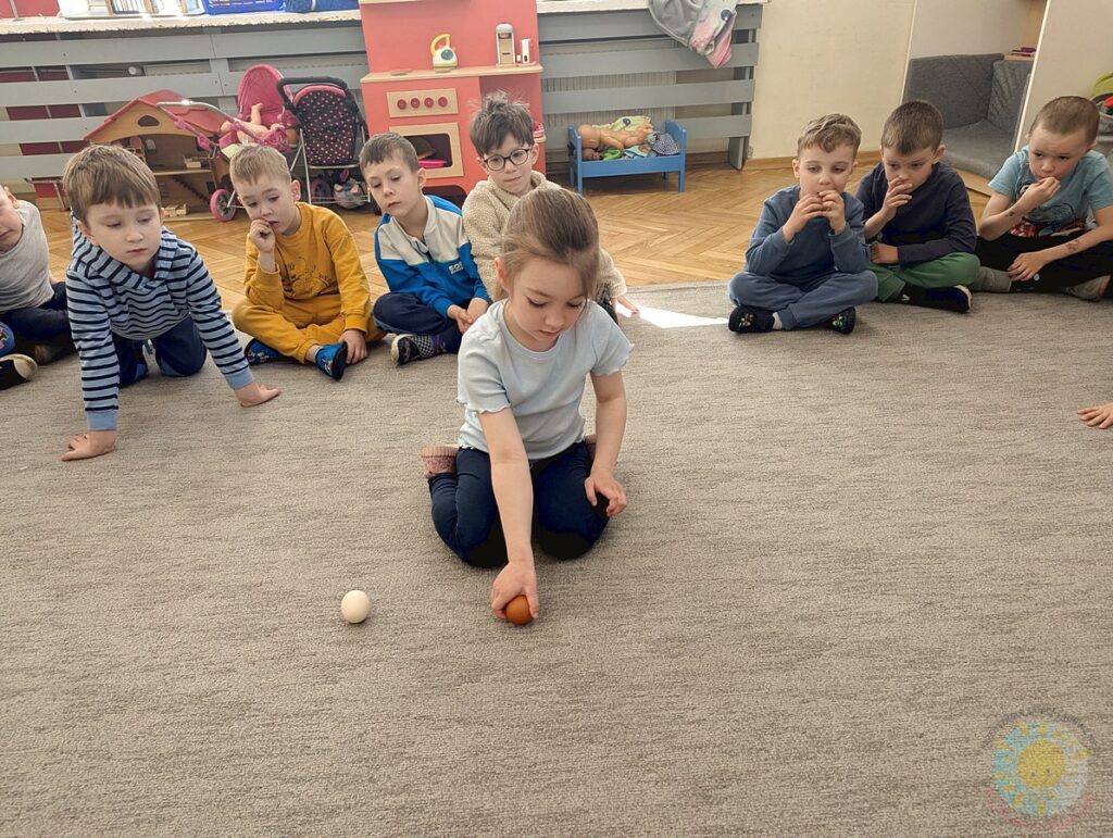 Siedzące dzieci na dywanie, które biorą udział w zajęciach - Przedszkole Samorządowe Nr 2 Pod Słonkiem w Białymstoku