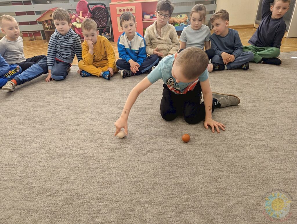 Siedzące dzieci na dywanie, które biorą udział w zajęciach - Przedszkole Samorządowe Nr 2 Pod Słonkiem w Białymstoku