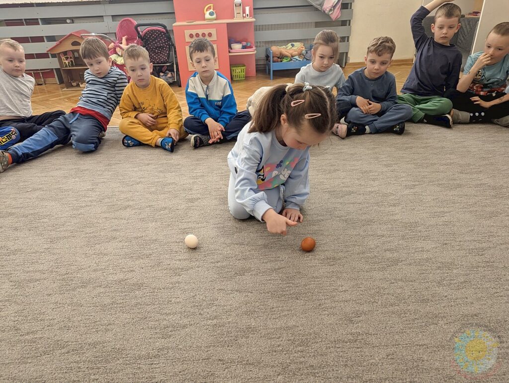 Siedzące dzieci na dywanie, które biorą udział w zajęciach - Przedszkole Samorządowe Nr 2 Pod Słonkiem w Białymstoku