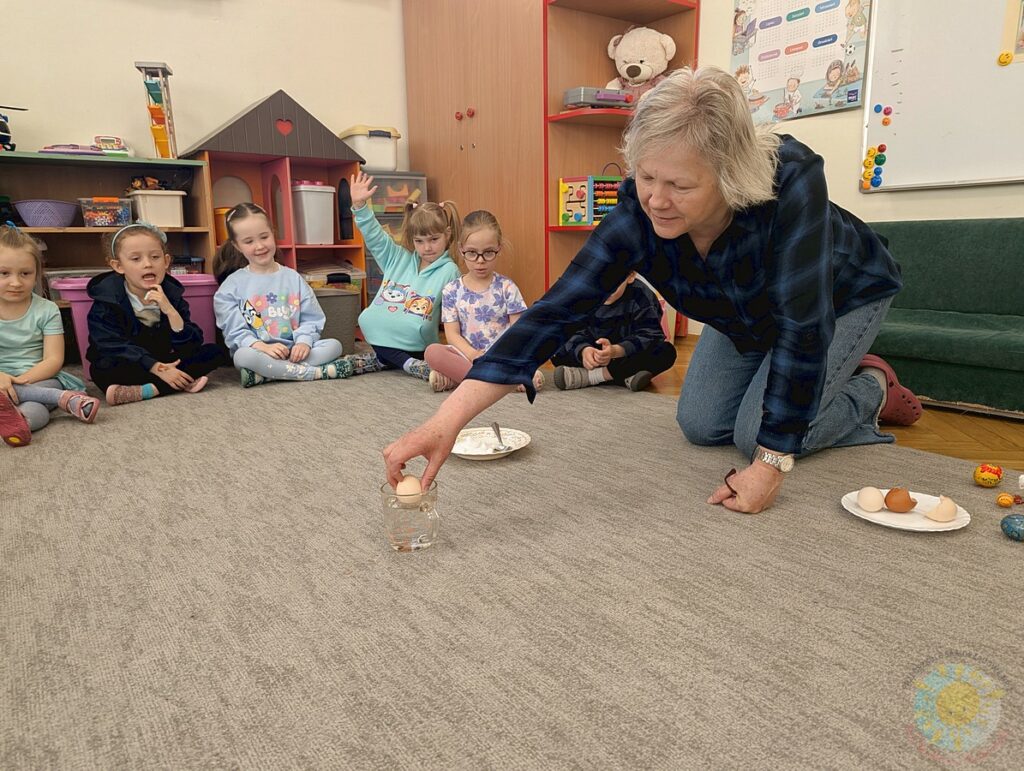 Siedzące dzieci na dywanie, które biorą udział w zajęciach - Przedszkole Samorządowe Nr 2 Pod Słonkiem w Białymstoku