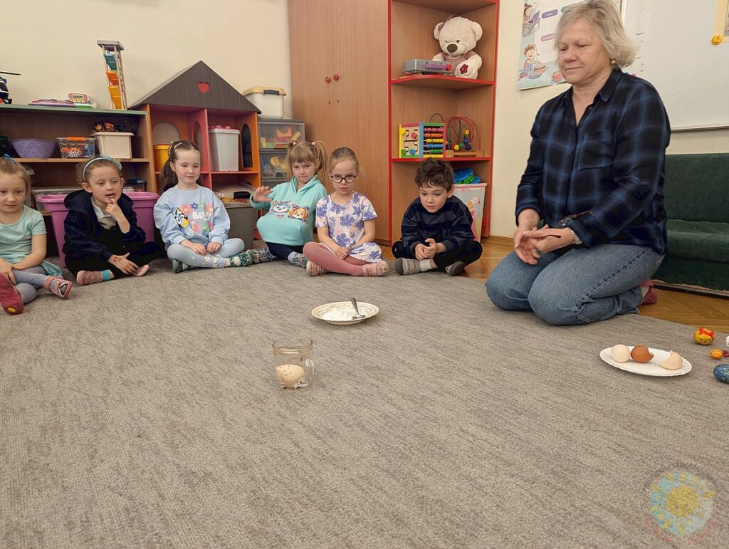 Siedzące dzieci na dywanie, które biorą udział w zajęciach - Przedszkole Samorządowe Nr 2 Pod Słonkiem w Białymstoku