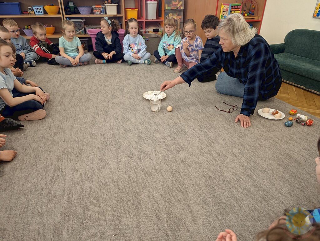 Siedzące dzieci na dywanie, które biorą udział w zajęciach - Przedszkole Samorządowe Nr 2 Pod Słonkiem w Białymstoku