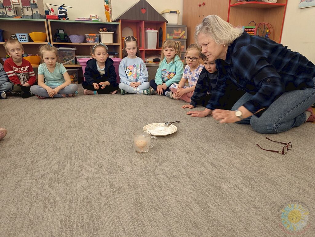 Siedzące dzieci na dywanie, które biorą udział w zajęciach - Przedszkole Samorządowe Nr 2 Pod Słonkiem w Białymstoku