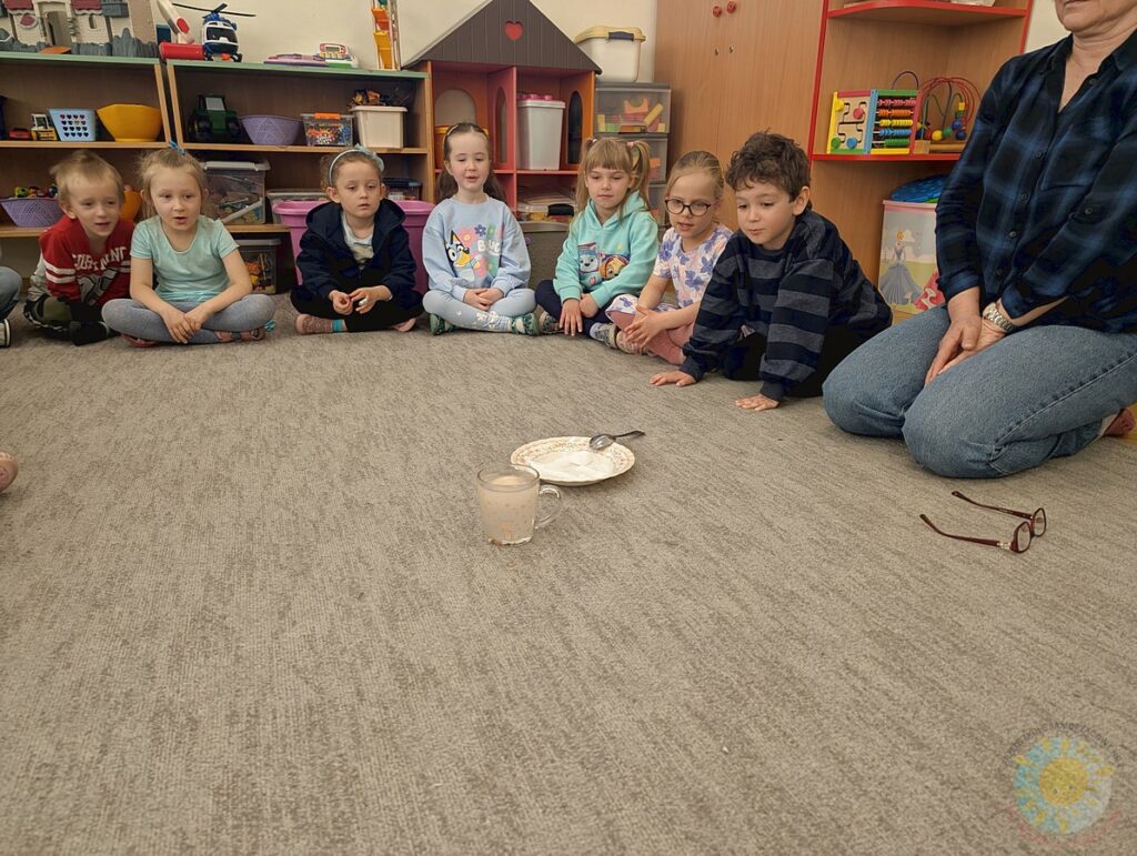 Siedzące dzieci na dywanie, które biorą udział w zajęciach - Przedszkole Samorządowe Nr 2 Pod Słonkiem w Białymstoku
