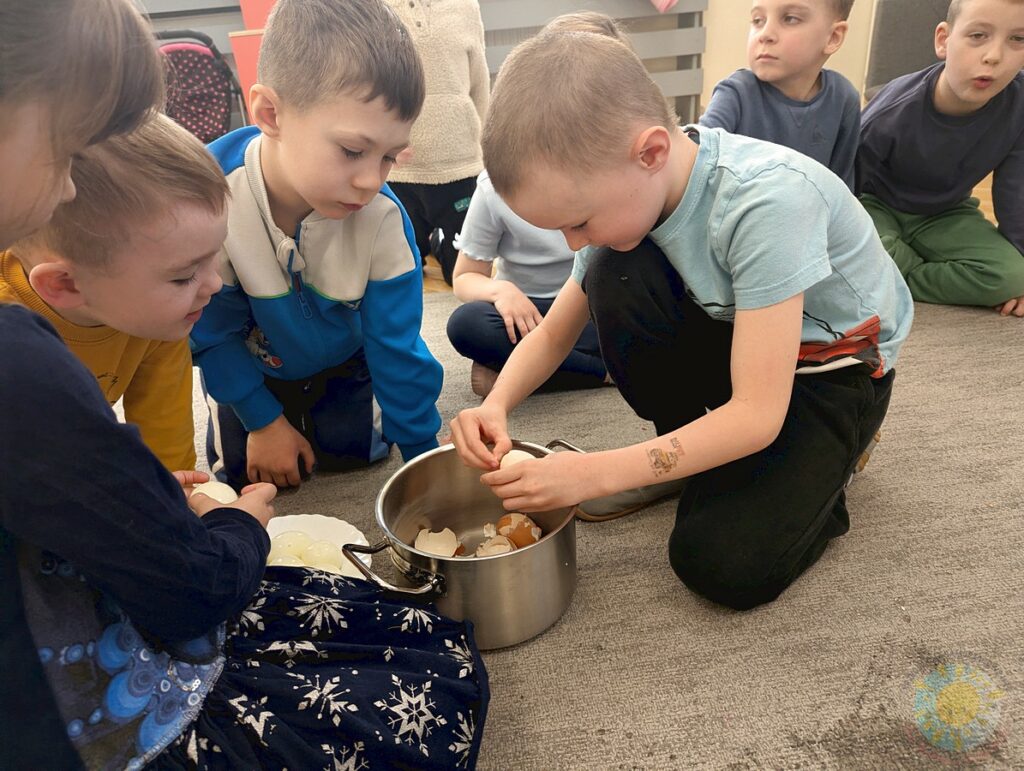 Siedzące dzieci na dywanie, które biorą udział w zajęciach - Przedszkole Samorządowe Nr 2 Pod Słonkiem w Białymstoku