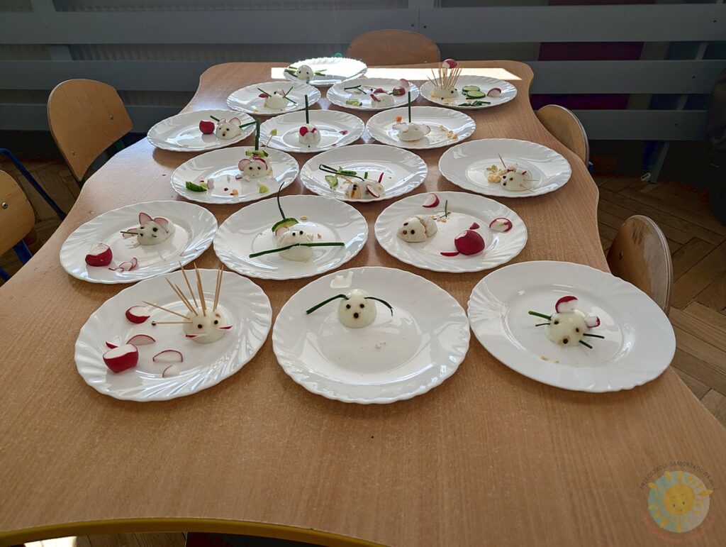 Potrawy z jajek na talerzach  - Przedszkole Samorządowe Nr 2 Pod Słonkiem w Białymstoku