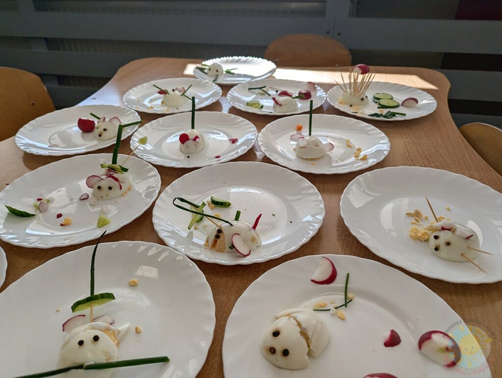 Potrawy z jajek na talerzach  - Przedszkole Samorządowe Nr 2 Pod Słonkiem w Białymstoku