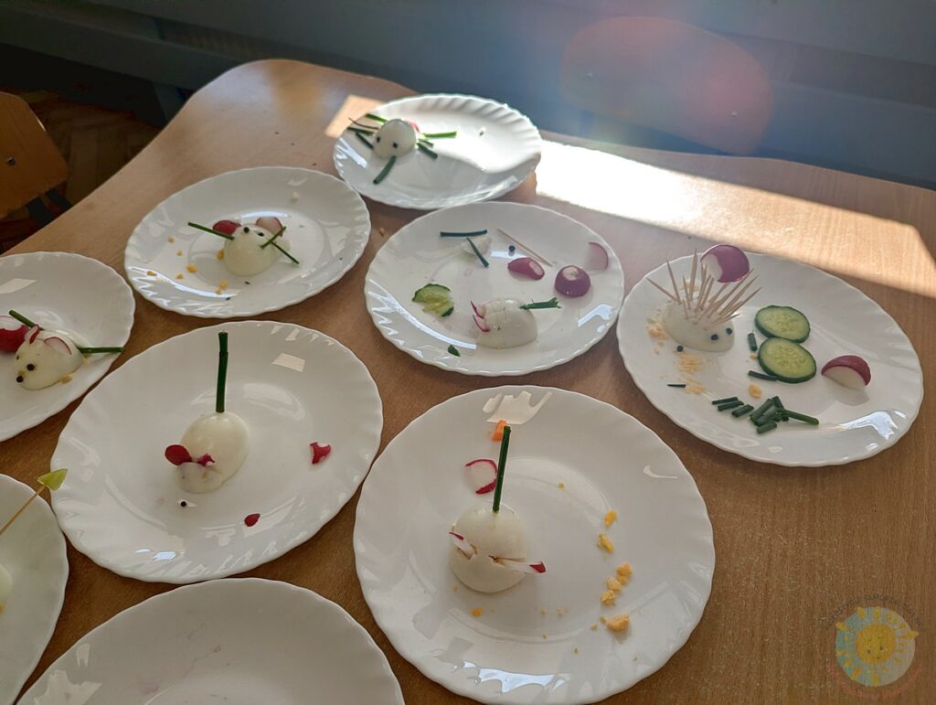 Potrawy z jajek na talerzach  - Przedszkole Samorządowe Nr 2 Pod Słonkiem w Białymstoku