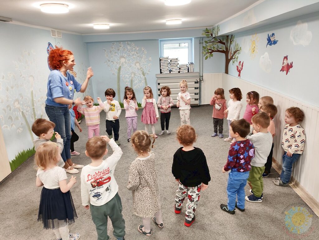 Dzieci bawiące się na zajęciach ruchowych - Przedszkole Samorządowe Nr 2 Pod Słonkiem w Białymstoku