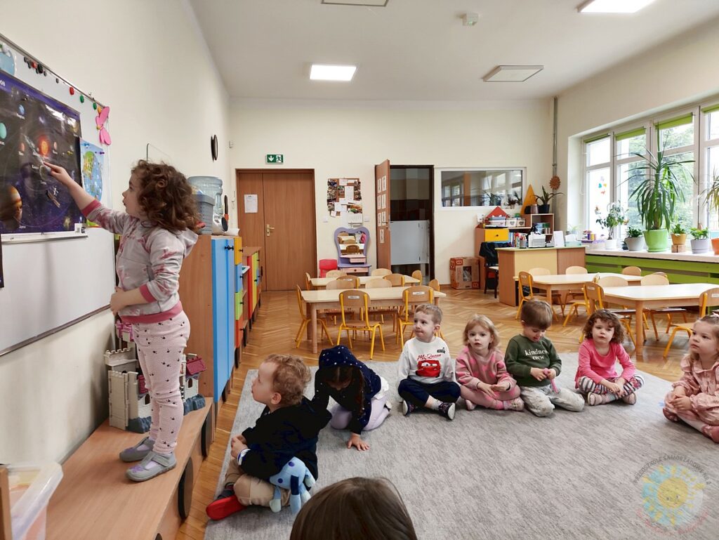 Siedzące dzieci na dywanie, które biorą udział w zajęciach - Przedszkole Samorządowe Nr 2 Pod Słonkiem w Białymstoku
