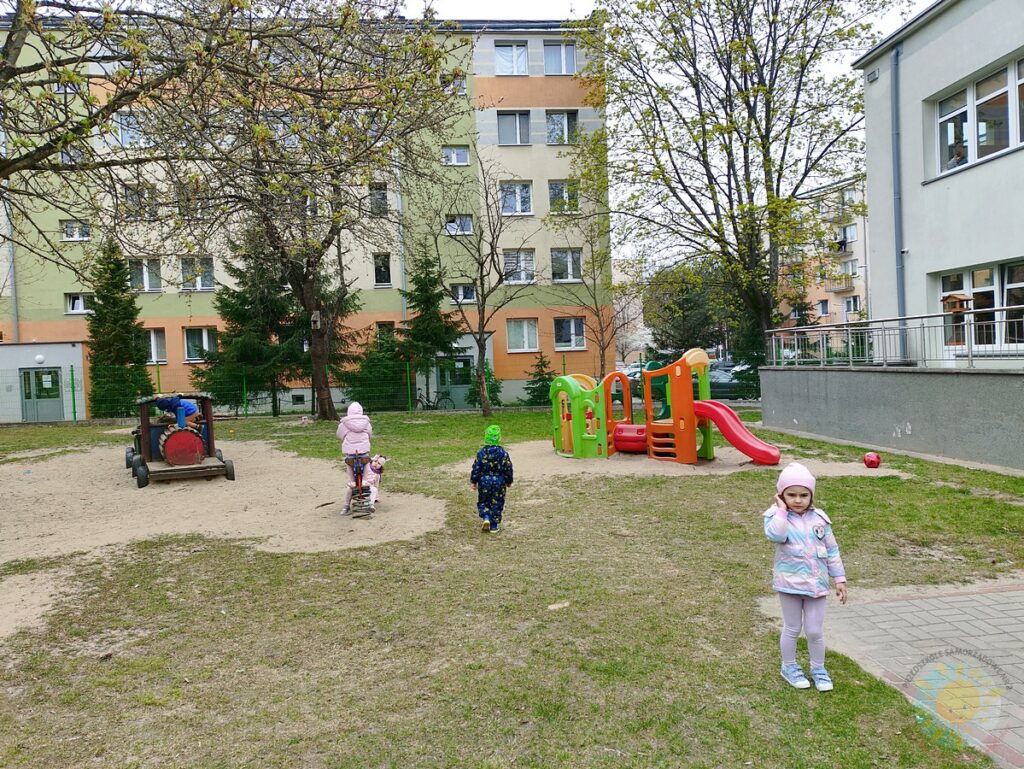 Bawiące się dzieci w ogrodzie przedszkolnym - Przedszkole Samorządowe Nr 2 Pod Słonkiem w Białymstoku