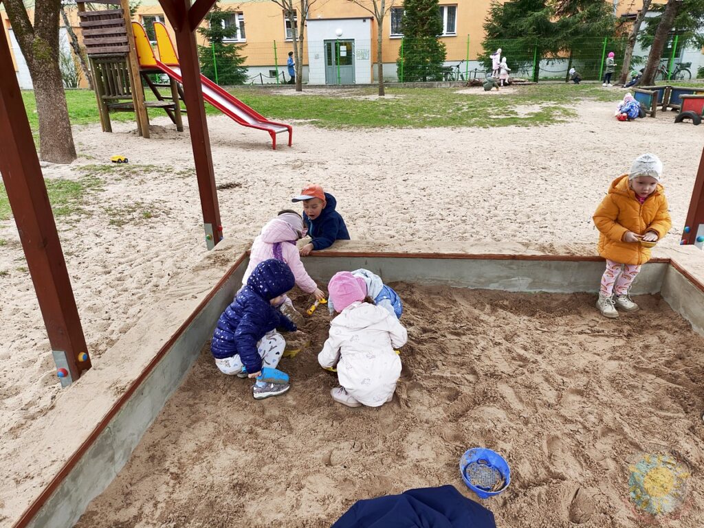 Bawiące się dzieci w ogrodzie przedszkolnym - Przedszkole Samorządowe Nr 2 Pod Słonkiem w Białymstoku