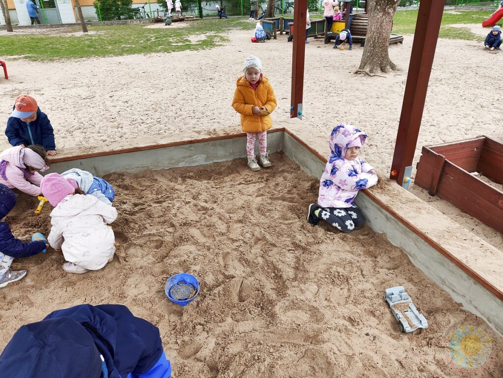 Bawiące się dzieci w ogrodzie przedszkolnym - Przedszkole Samorządowe Nr 2 Pod Słonkiem w Białymstoku