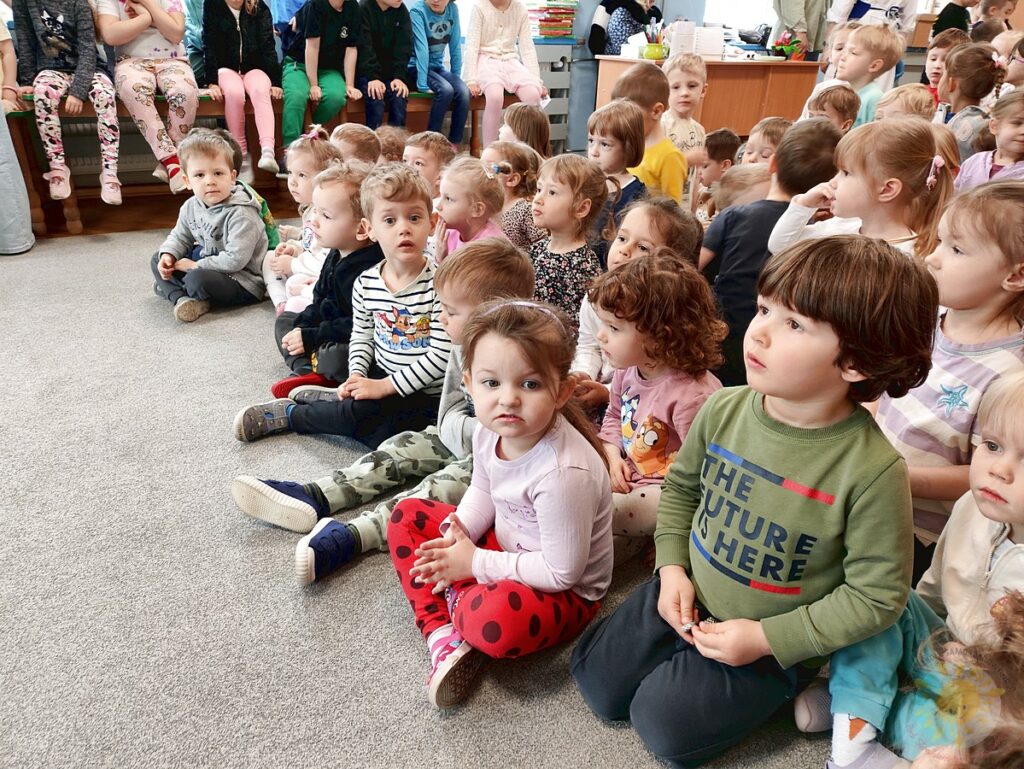 Dzieci uczestniczące w spektaklu teatralnym - Przedszkole Samorządowe Nr 2 Pod Słonkiem w Białymstoku
