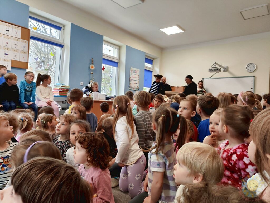 Dzieci uczestniczące w spektaklu teatralnym - Przedszkole Samorządowe Nr 2 Pod Słonkiem w Białymstoku