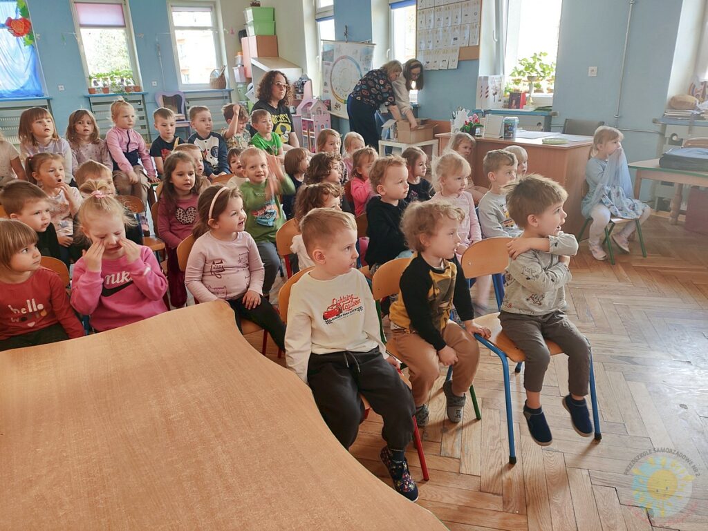 Grupka dzieci uczestniczy w zajęciach - Przedszkole Samorządowe Nr 2 Pod Słonkiem w Białymstoku