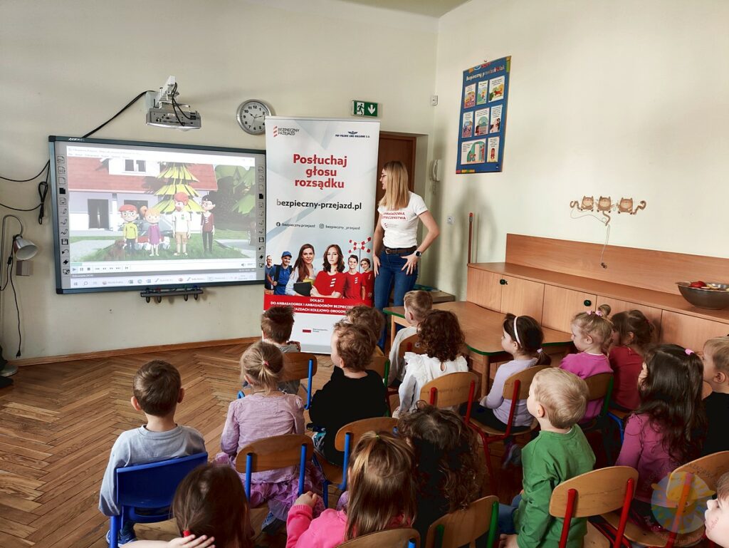Grupka dzieci uczestniczy w zajęciach - Przedszkole Samorządowe Nr 2 Pod Słonkiem w Białymstoku