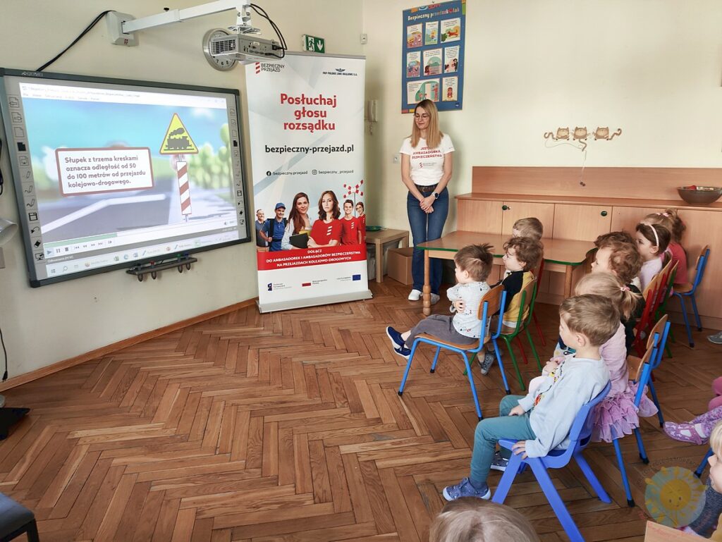 Grupka dzieci uczestniczy w zajęciach - Przedszkole Samorządowe Nr 2 Pod Słonkiem w Białymstoku