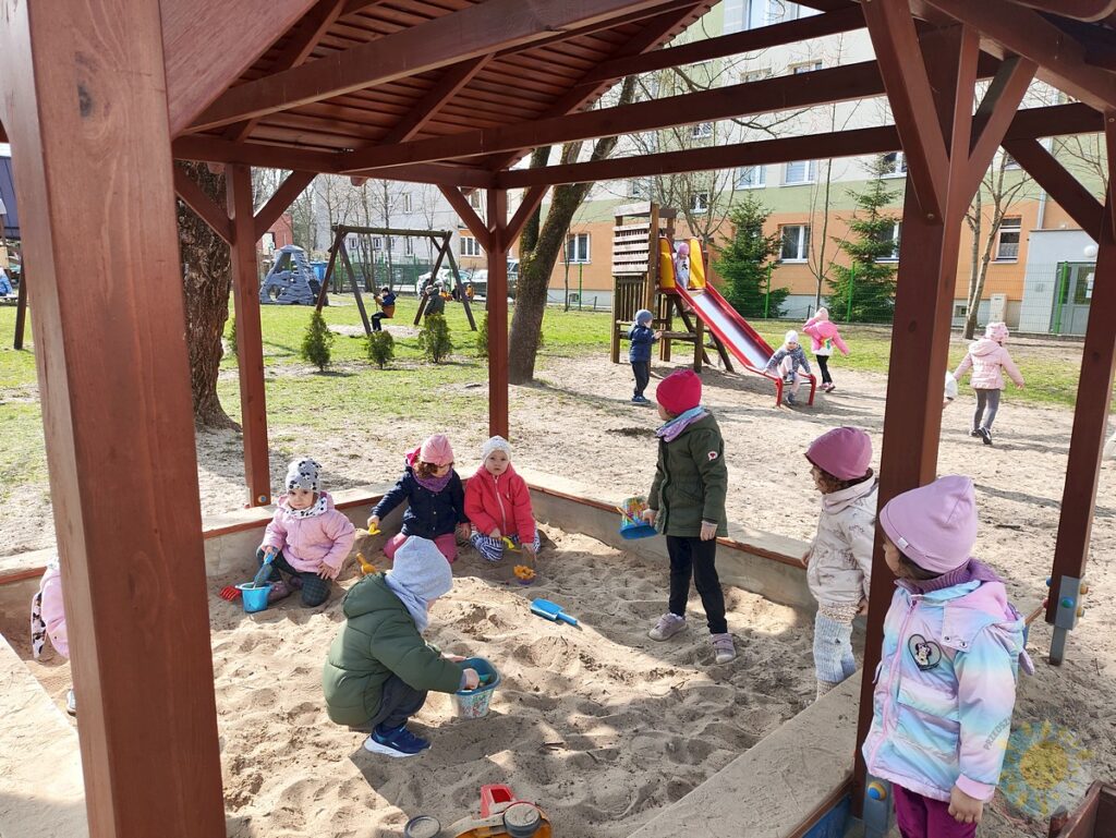 Bawiące się dzieci w ogrodzie przedszkolnym - Przedszkole Samorządowe Nr 2 Pod Słonkiem w Białymstoku