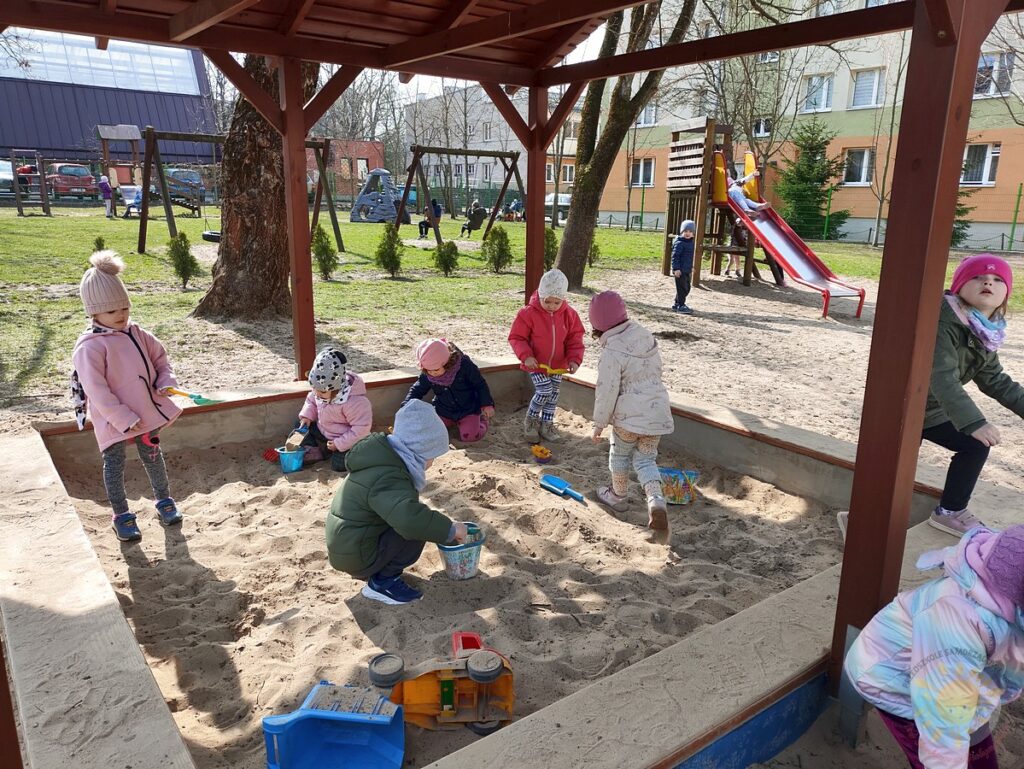 Bawiące się dzieci w ogrodzie przedszkolnym - Przedszkole Samorządowe Nr 2 Pod Słonkiem w Białymstoku