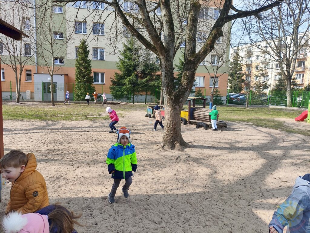 Bawiące się dzieci w ogrodzie przedszkolnym - Przedszkole Samorządowe Nr 2 Pod Słonkiem w Białymstoku