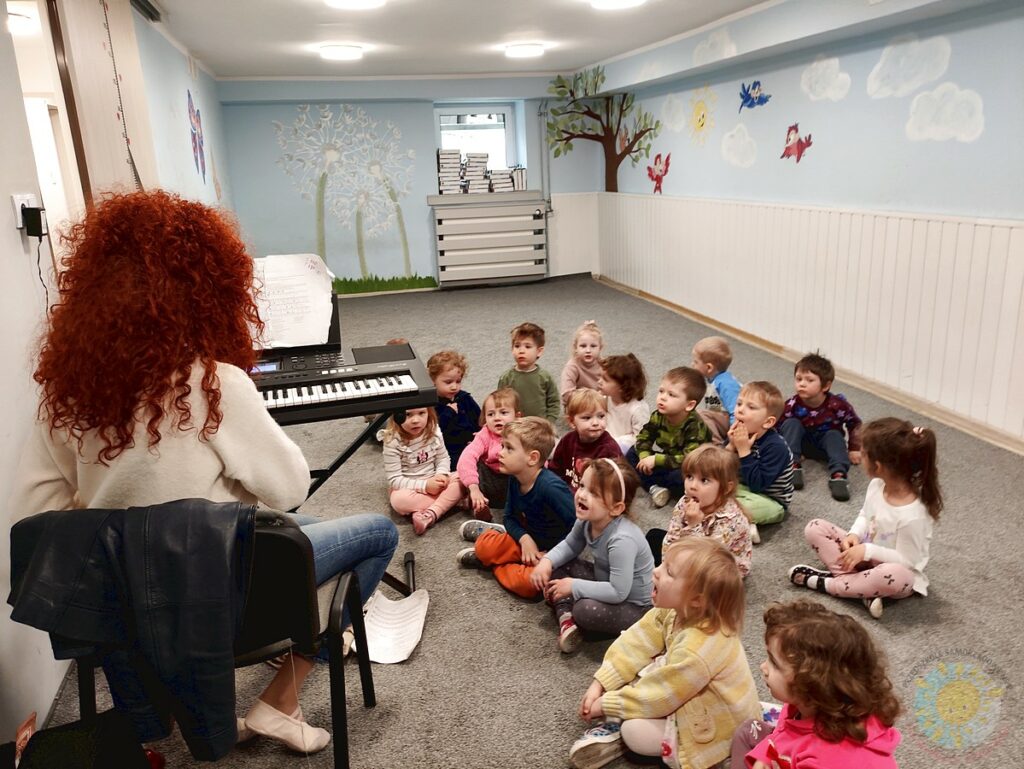 Dzieci uczestniczące w zajęciach rytmicznych - Przedszkole Samorządowe Nr 2 Pod Słonkiem w Białymstoku