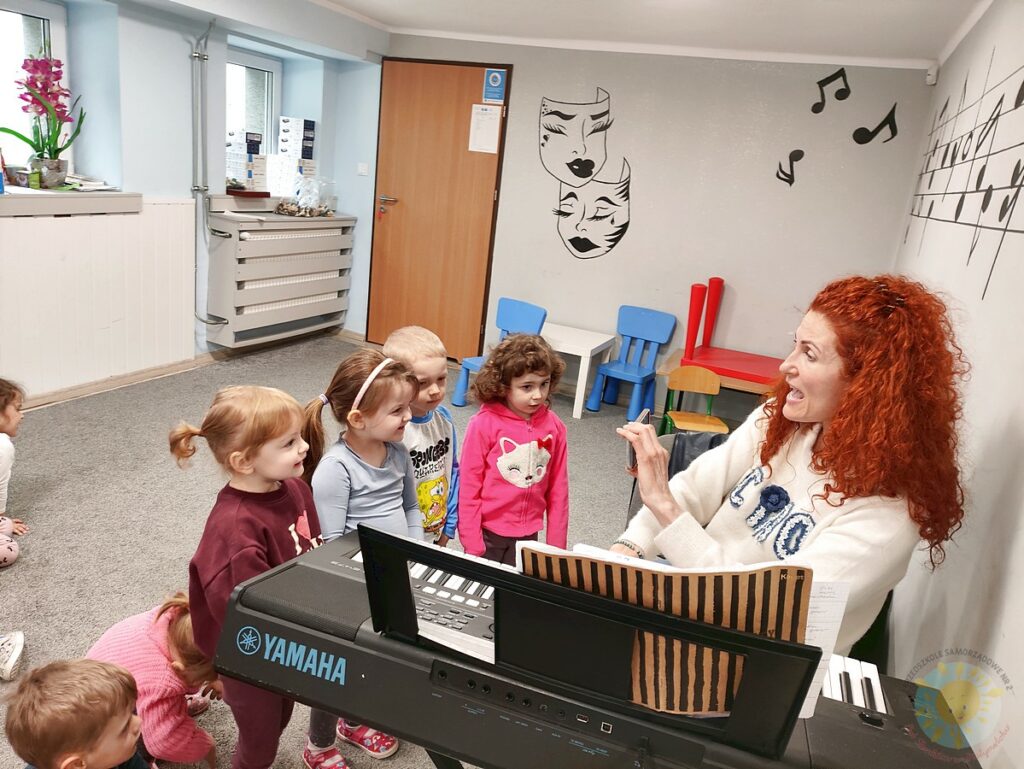 Dzieci uczestniczące w zajęciach rytmicznych - Przedszkole Samorządowe Nr 2 Pod Słonkiem w Białymstoku