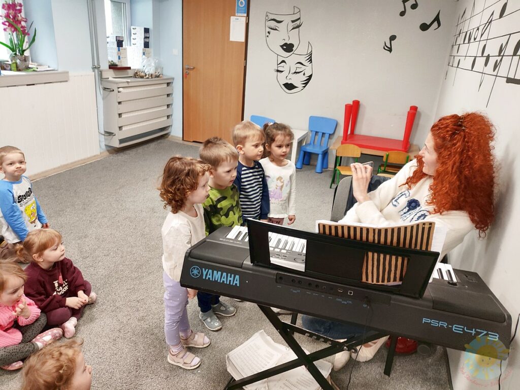 Dzieci uczestniczące w zajęciach rytmicznych - Przedszkole Samorządowe Nr 2 Pod Słonkiem w Białymstoku