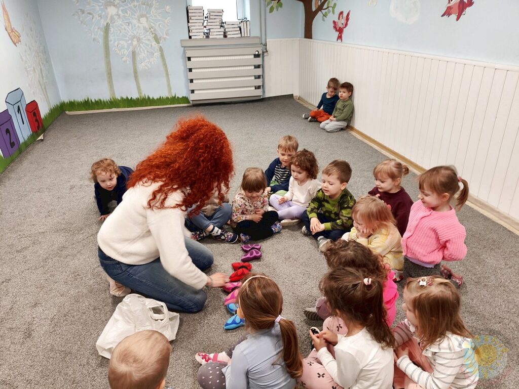 Dzieci uczestniczące w zajęciach rytmicznych - Przedszkole Samorządowe Nr 2 Pod Słonkiem w Białymstoku