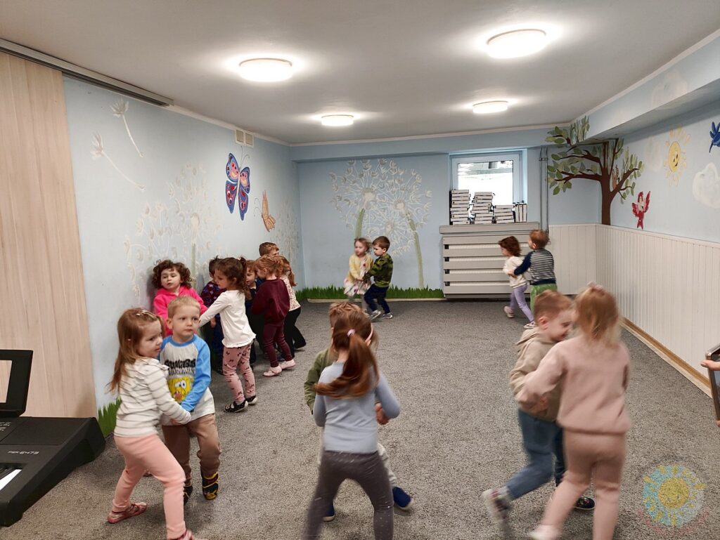 Dzieci uczestniczące w zajęciach rytmicznych - Przedszkole Samorządowe Nr 2 Pod Słonkiem w Białymstoku