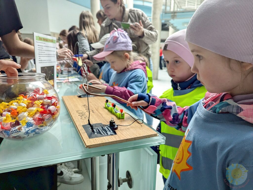 Eksperymentujące dzieci - Przedszkole Samorządowe Nr 2 Pod Słonkiem w Białymstoku