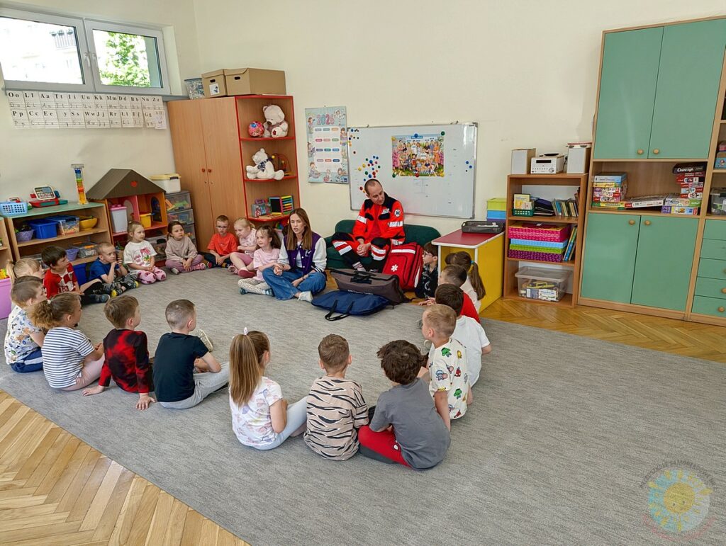Dzieci biorące udział w zajęciach z ratownikiem medycznym - Przedszkole Samorządowe Nr 2 Pod Słonkiem w Białymstoku