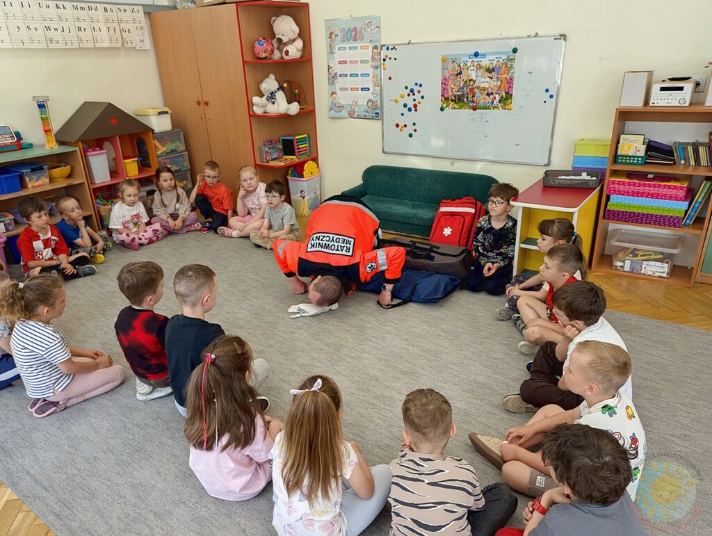 Dzieci biorące udział w zajęciach z ratownikiem medycznym - Przedszkole Samorządowe Nr 2 Pod Słonkiem w Białymstoku