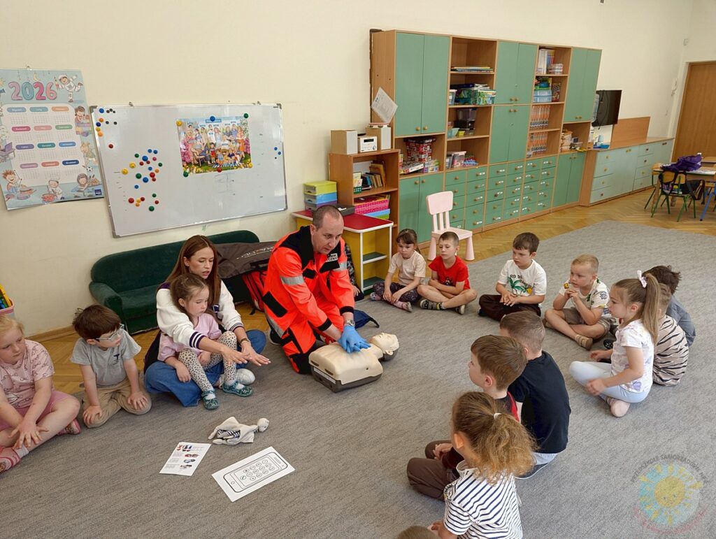 Dzieci biorące udział w zajęciach z ratownikiem medycznym - Przedszkole Samorządowe Nr 2 Pod Słonkiem w Białymstoku
