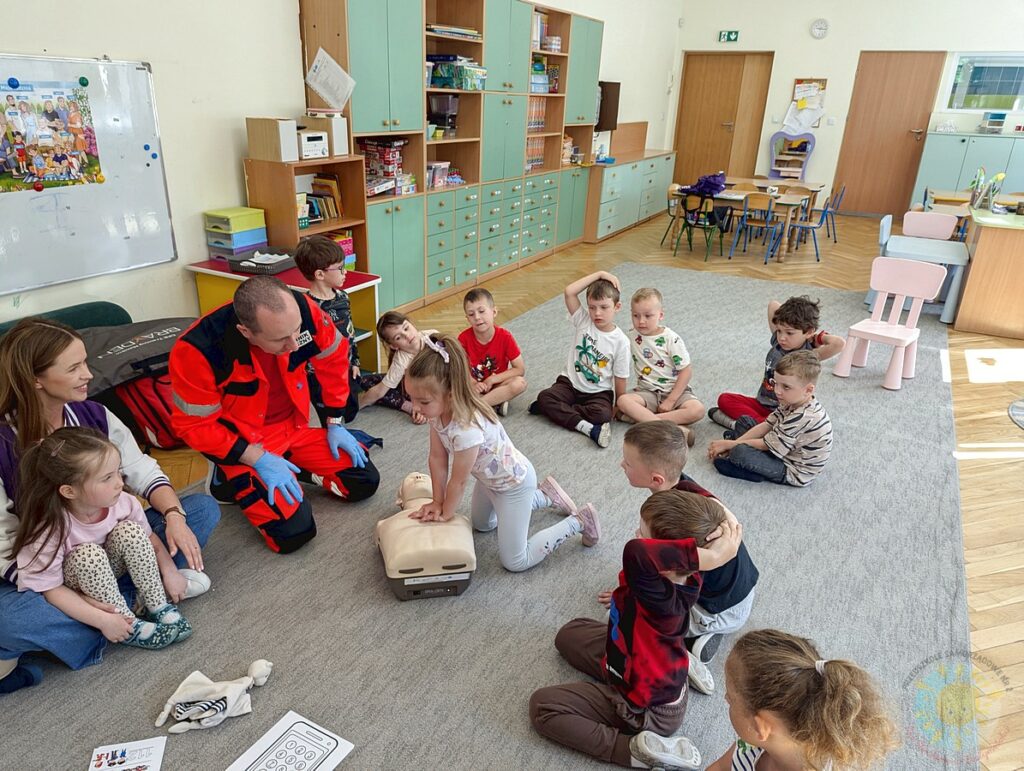 Dzieci biorące udział w zajęciach z ratownikiem medycznym - Przedszkole Samorządowe Nr 2 Pod Słonkiem w Białymstoku