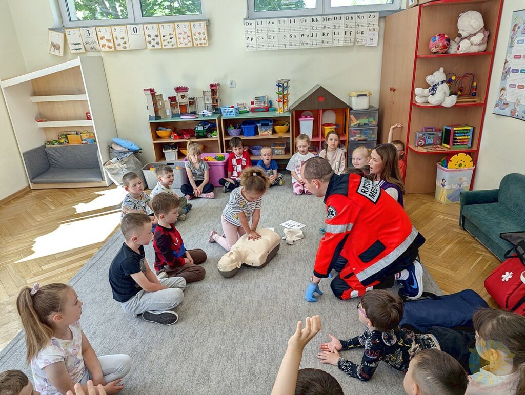 Dzieci biorące udział w zajęciach z ratownikiem medycznym - Przedszkole Samorządowe Nr 2 Pod Słonkiem w Białymstoku