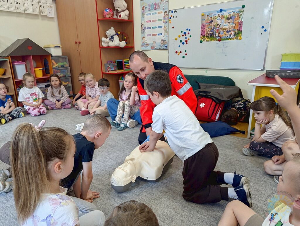 Dzieci biorące udział w zajęciach z ratownikiem medycznym - Przedszkole Samorządowe Nr 2 Pod Słonkiem w Białymstoku