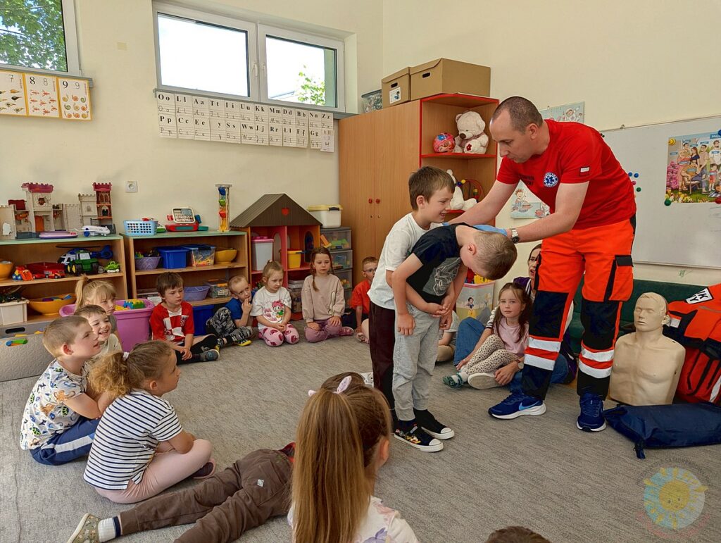 Dzieci biorące udział w zajęciach z ratownikiem medycznym - Przedszkole Samorządowe Nr 2 Pod Słonkiem w Białymstoku