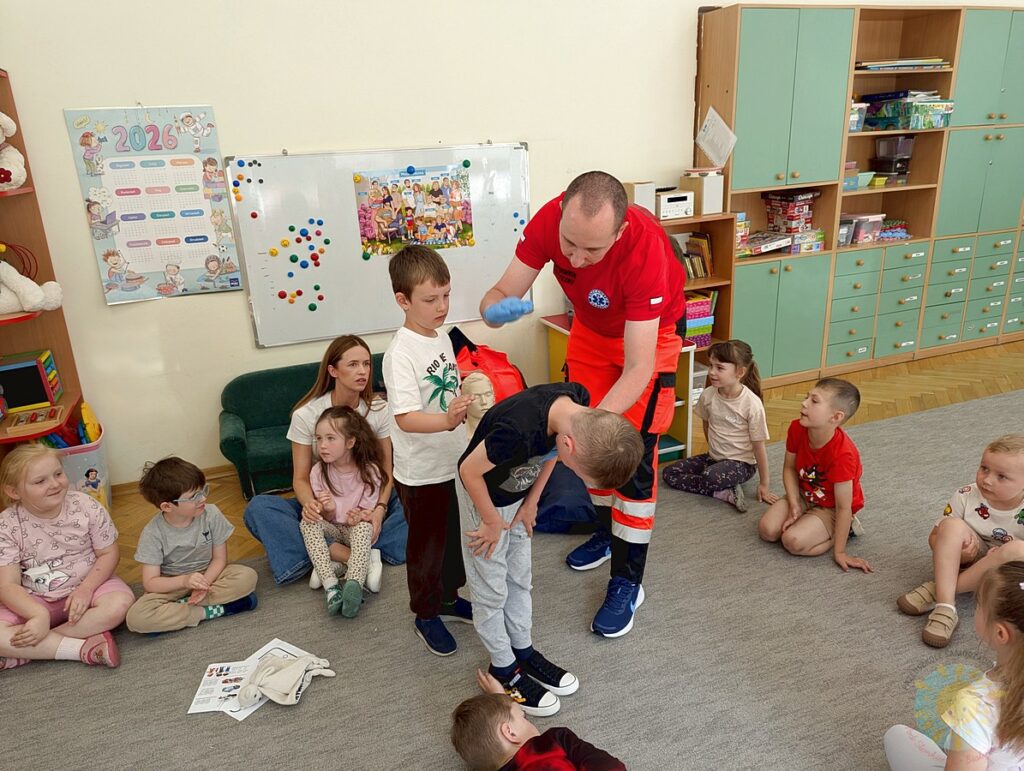 Dzieci biorące udział w zajęciach z ratownikiem medycznym - Przedszkole Samorządowe Nr 2 Pod Słonkiem w Białymstoku