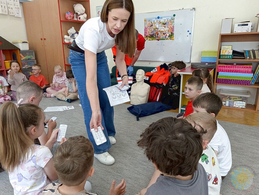 Dzieci biorące udział w zajęciach z ratownikiem medycznym - Przedszkole Samorządowe Nr 2 Pod Słonkiem w Białymstoku