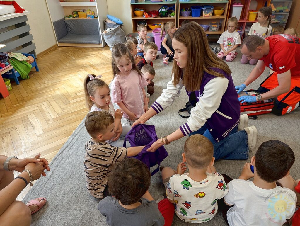 Dzieci biorące udział w zajęciach z ratownikiem medycznym - Przedszkole Samorządowe Nr 2 Pod Słonkiem w Białymstoku