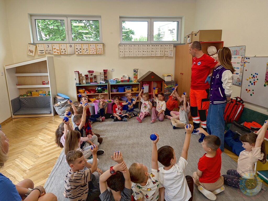 Dzieci biorące udział w zajęciach z ratownikiem medycznym - Przedszkole Samorządowe Nr 2 Pod Słonkiem w Białymstoku