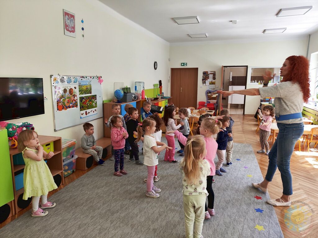 Dzieci uczestniczące w zajęciach rytmicznych - Przedszkole Samorządowe Nr 2 Pod Słonkiem w Białymstoku
